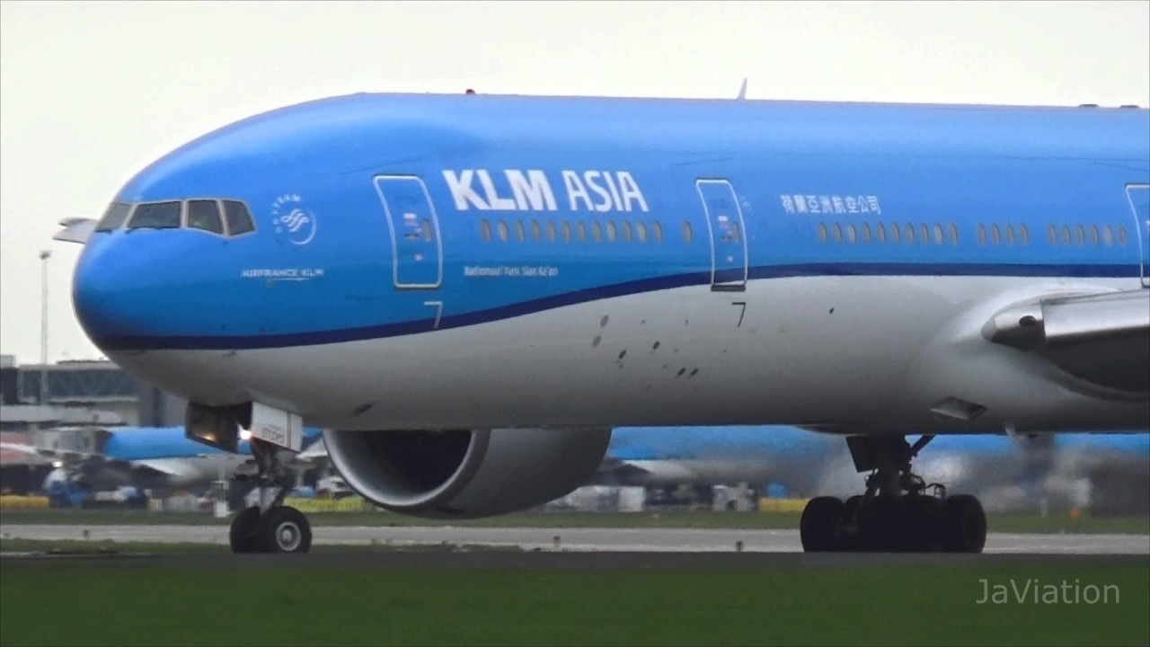 Take off KLM Boeing 777-300
