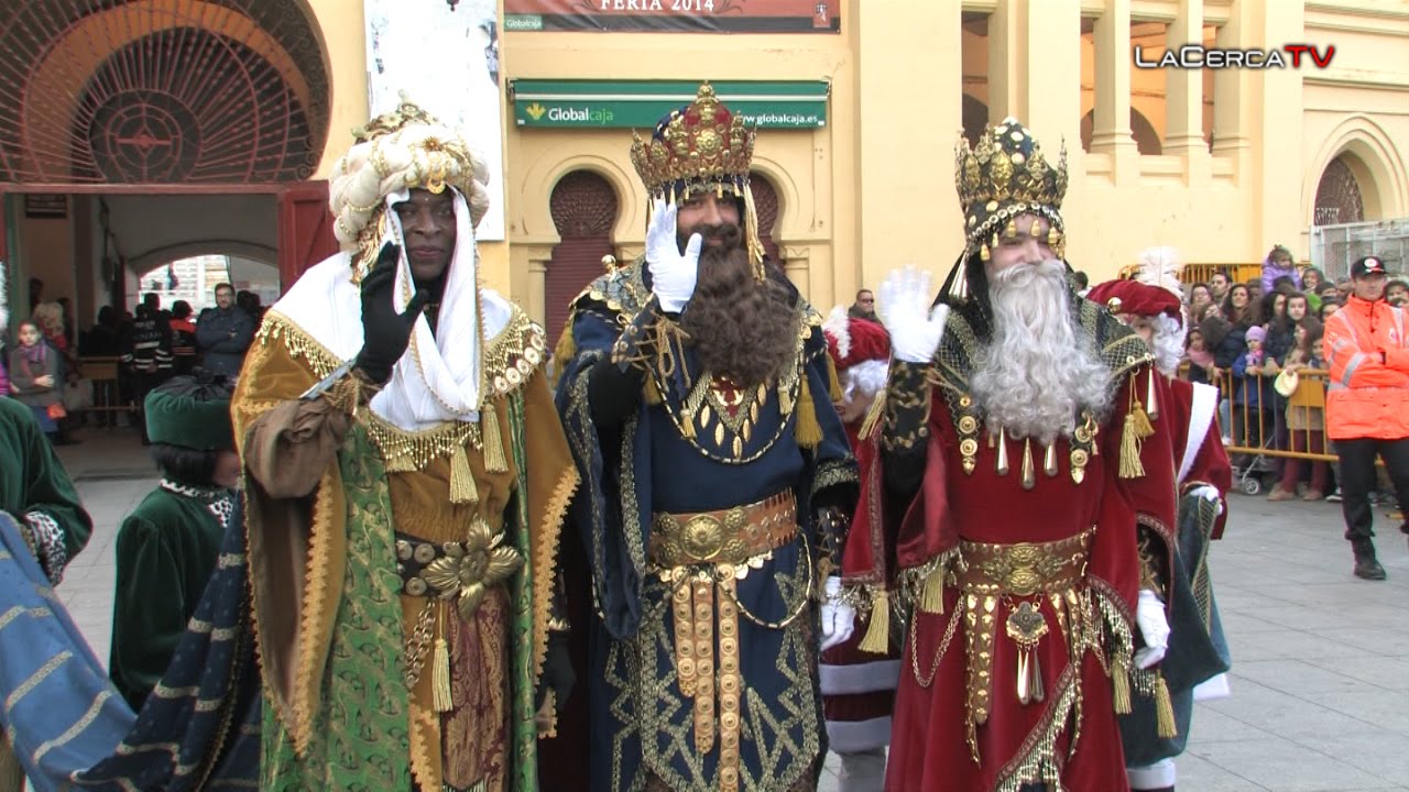 Cientos de niños reciben a los Reyes Magos en #Albacete, que han llegado en sidecar