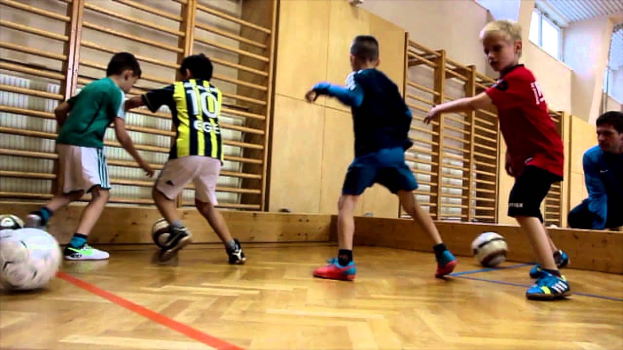 KICK IT LIKE NIKI - Training in der Halle