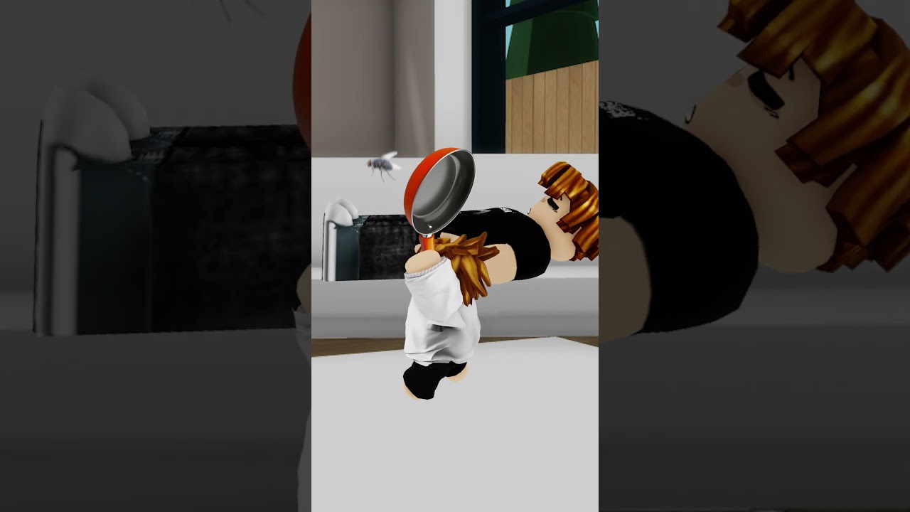 Ребенок бьет бекон сковородкой в Roblox