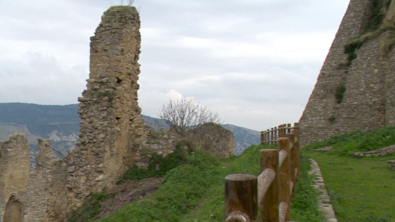 Ruderi Castello della Rocca e Chiesa Santa Maria della Rocca - Calciano
