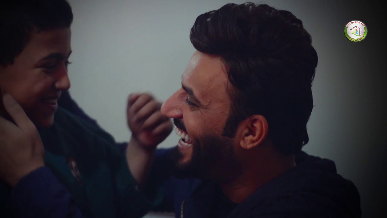 زيارة المنشد والملحن علي الدلفي إلى مقر مؤسسة دار الفرح لرعاية الأيتام