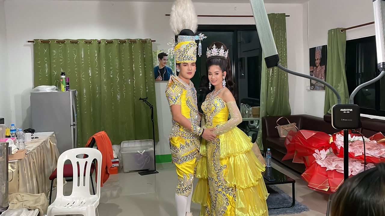 เบลล์ นิภาดา & ลำเพลิน วงศกร ใส่ชุดลำบนเวทีหมอลำใจเกินร้อย (บ้านเพลินนิภาประทับใจ)