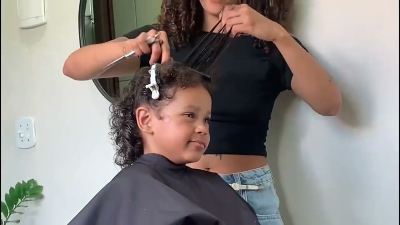 Cortando o cabelo pela primeira vez no salão 