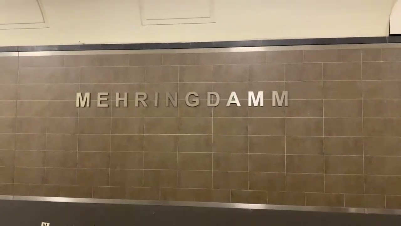 29.September 2025 Im U-Bahnhof Mehringdamm in Berlin Kreuzberg 36 ||| 030 Berlin City BLN HAUPTSTADT