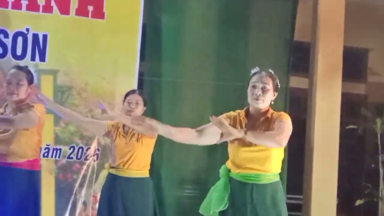 Phụ nữ xóm CẨM SƠN