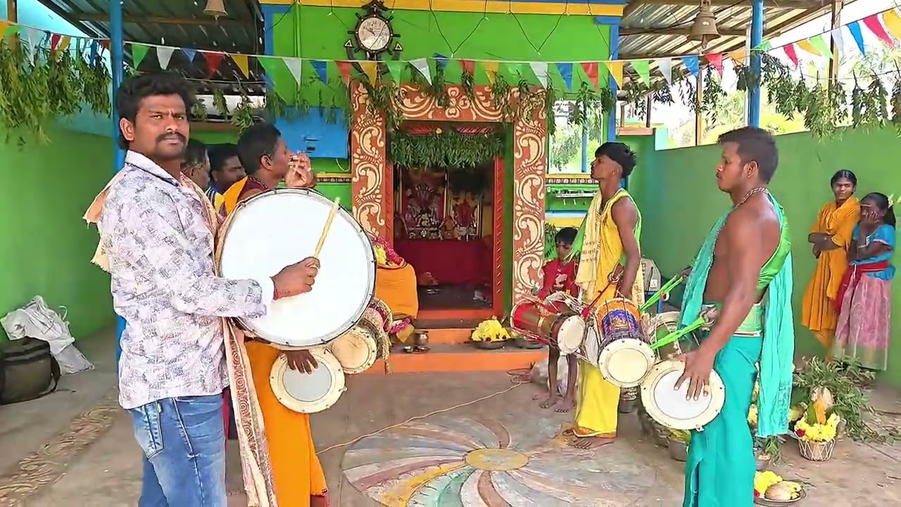 ஓம் சக்தி கோவிலில் அதிரும் பம்பை தப்பட்டை இசை...