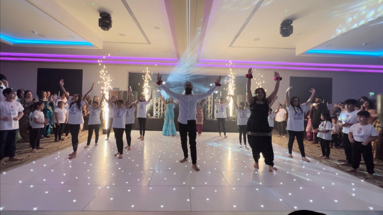 SURPRISE BHANGRA PERFORMANCE - ULTIMATE BHANGRA XMAS PARTY 2022 @ultimatebhangra_