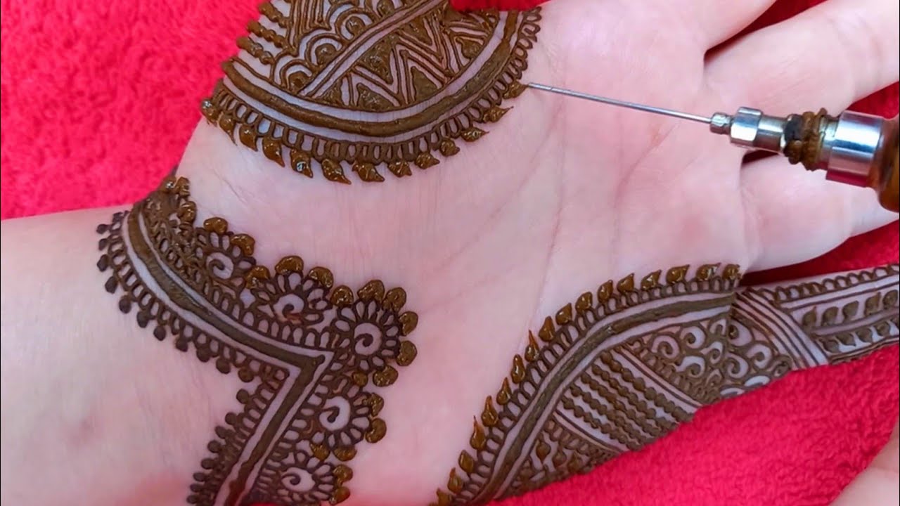 Drawing henna on the  hand is easy and beautiful😍فن النقش بالحناء#نقش في الكف