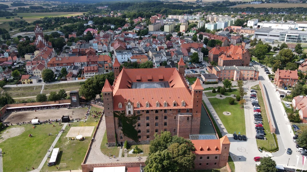 Zamek Krzyżacki w Gniewie z lotu ptaka dron 4K - sierpień 2021