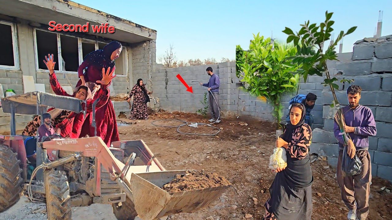 Love of life until the struggle: Tahera decorates the yard with trees..🏠  🌳⛏️
