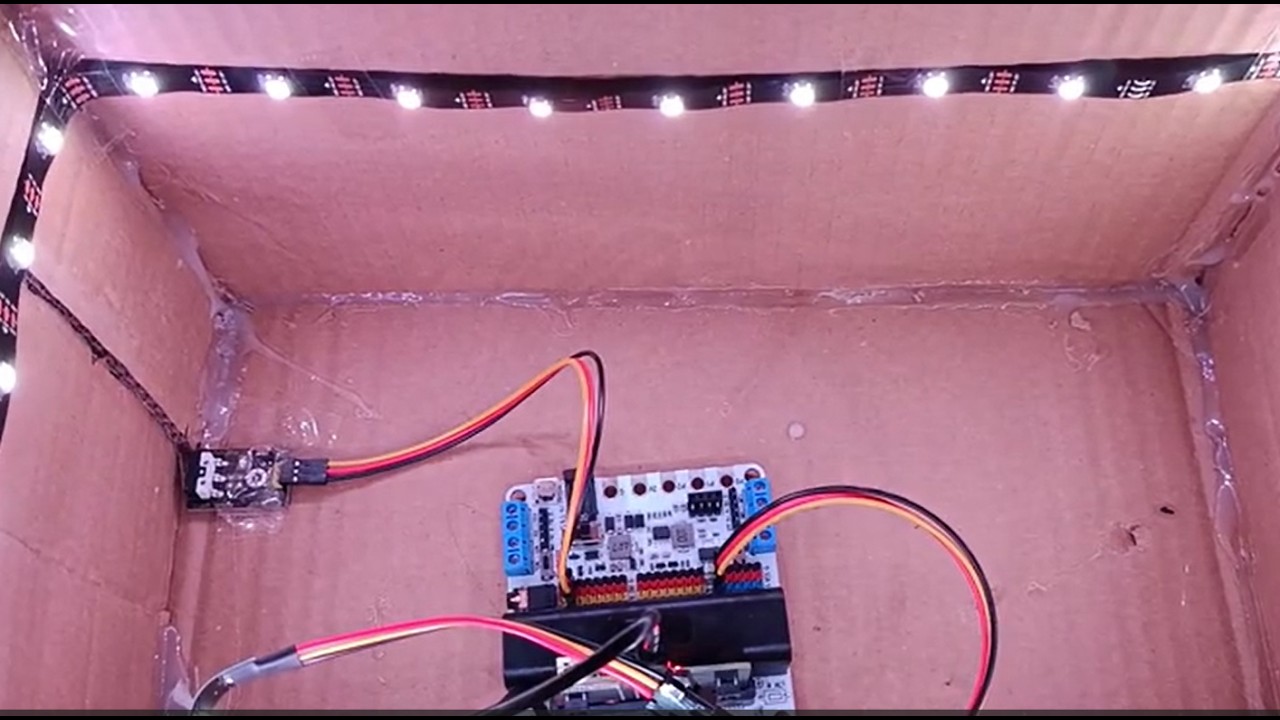 Tira de 30 leds + sensor de col·lisió o fi de cursa + Casa. . micro:bit ✔️