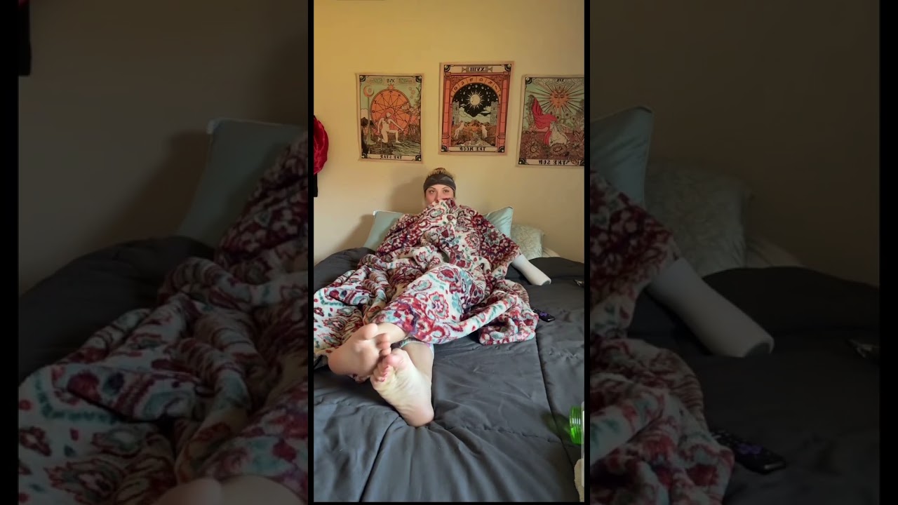Блондинка трёт пальцы ног и ступни