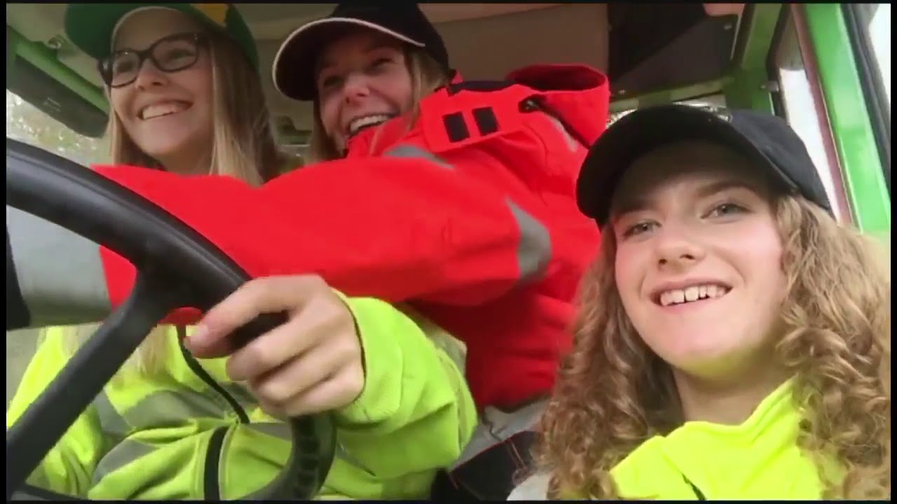 Traktor med henger. Moelv ungdomskole