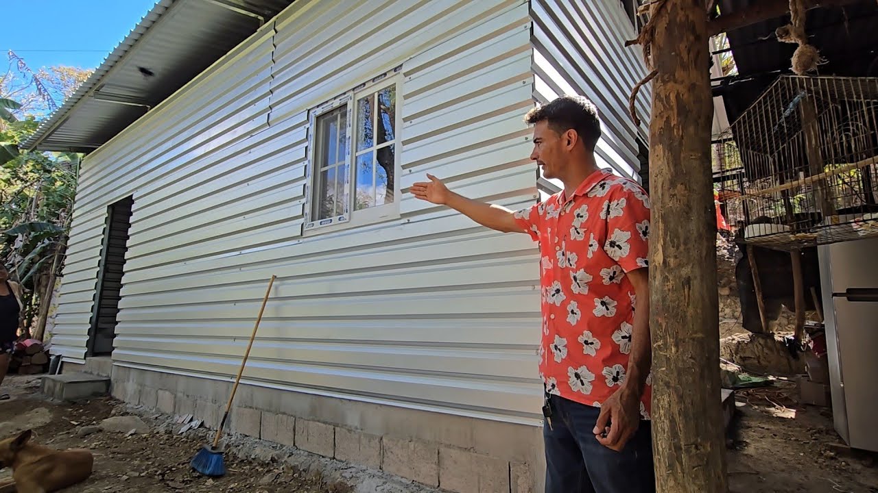 Haciendo la entrega de la vivienda a doña Maria Guevara. 