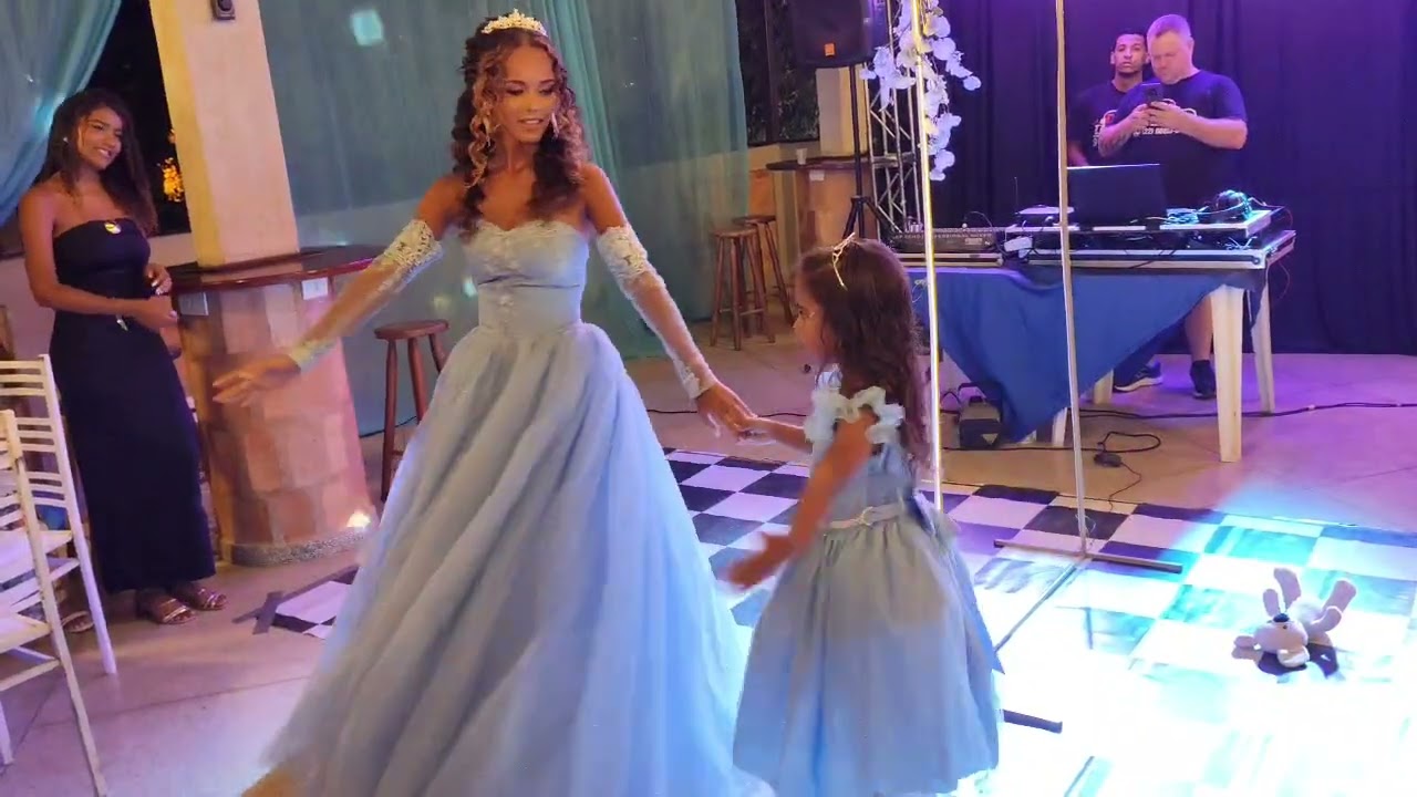 Valsa debutante 15 anos, Mylena e irmã.