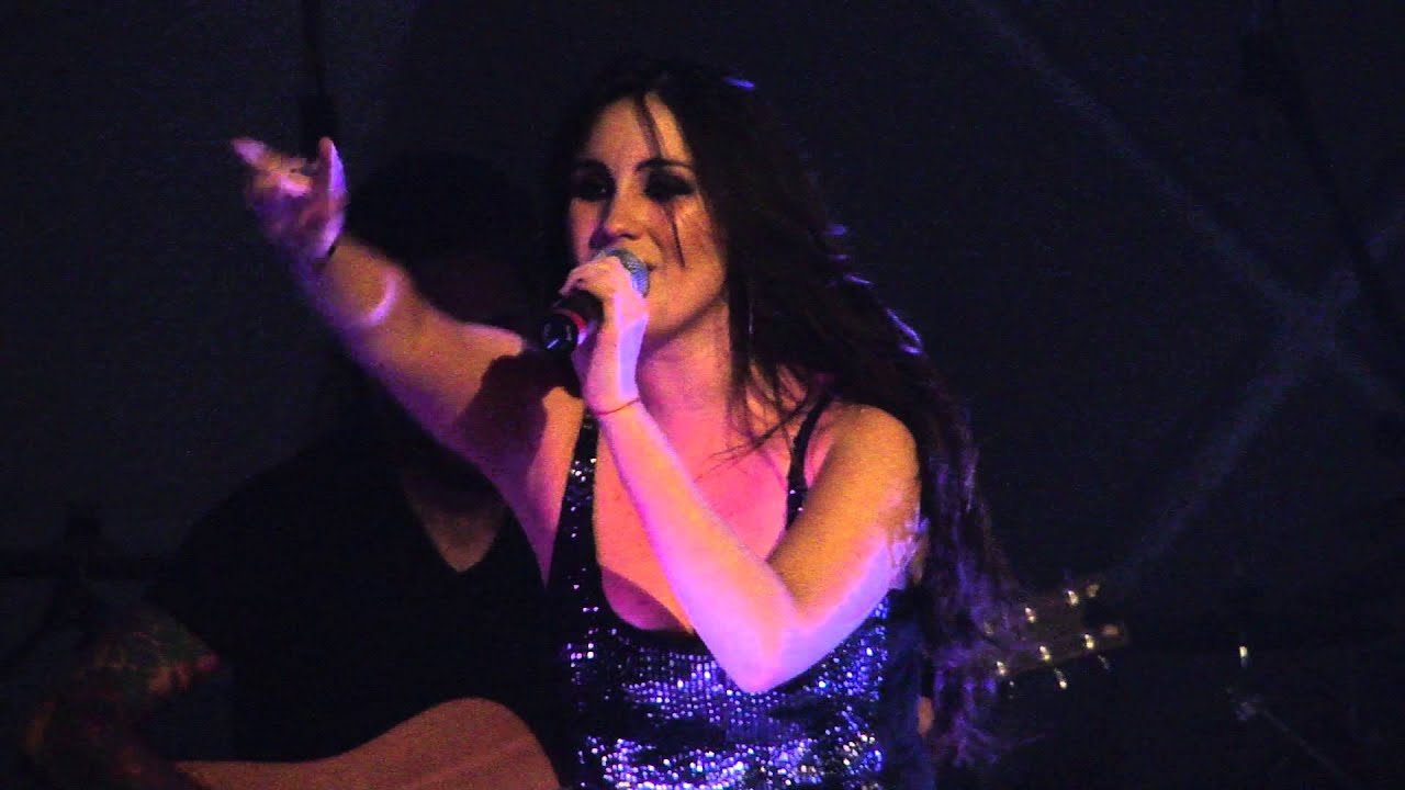 Dulce María canta "Dejame ser / MTQM / Lagrimas Perdidas" en Extranjera On Tour São Paulo