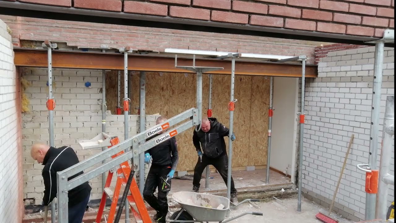 Timelapse Uitbouw aan de achterkant: plaatsen van een stalen balk+ plat dak construtie. 10h in 3min