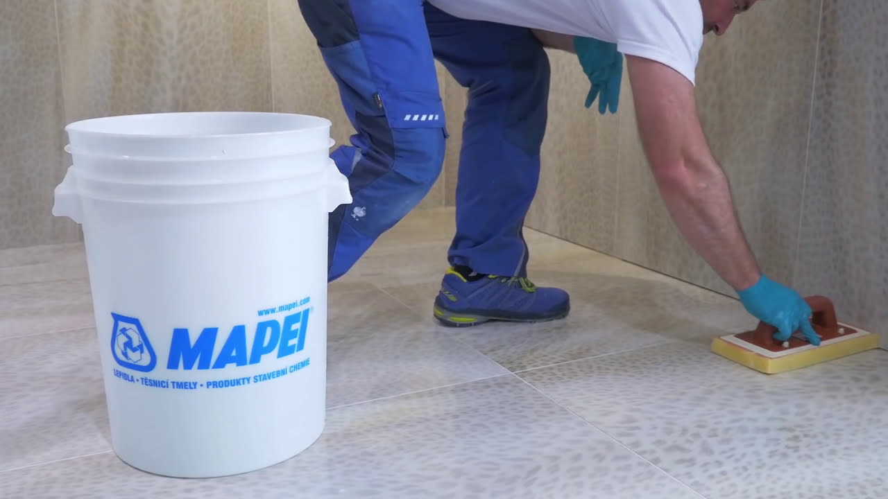Aplikace spárovací hmoty | MAPEI Kerapoxy
