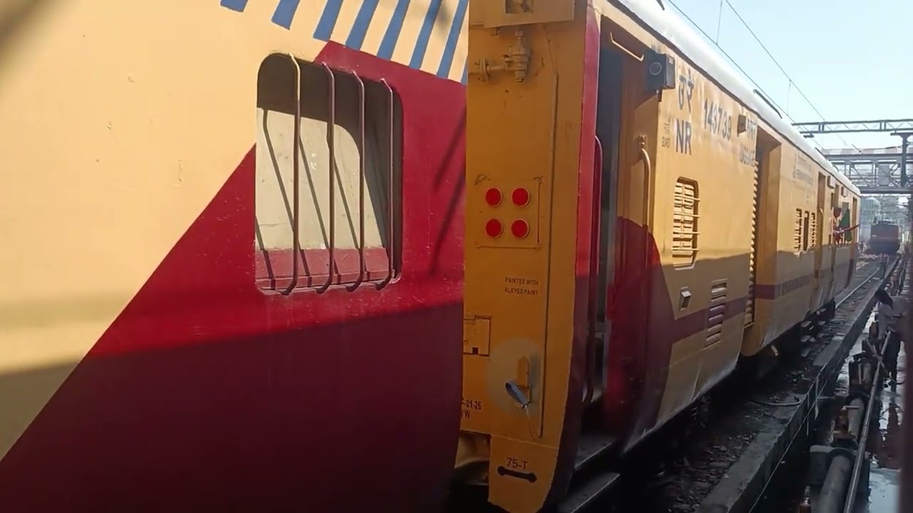 GANGA GOMTI EXPRESS SHUNTING AT LUCKNOW CHARBAGH #indianrailways #railway #train #irctc #lucknow