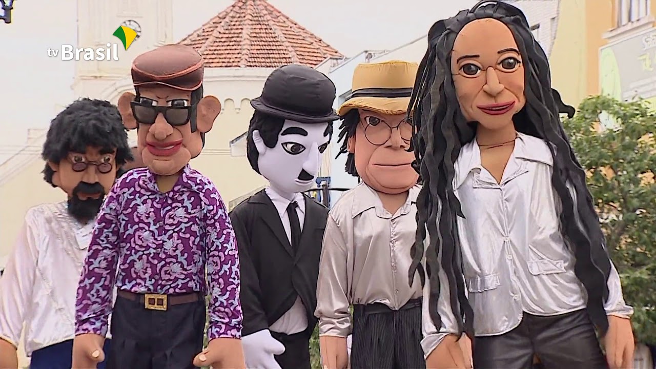 Bonecos gigantes são tradição no carnaval do Paraná