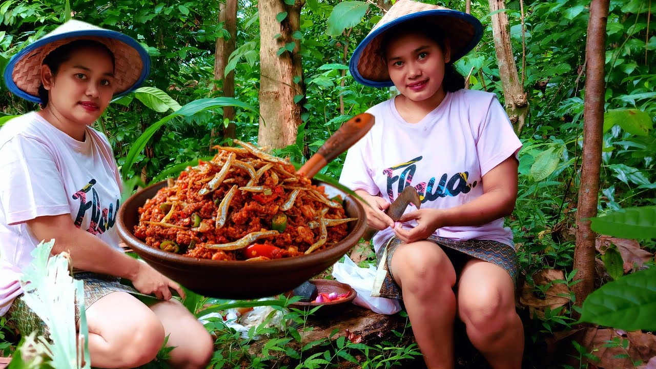 MASAKAN DESA SAMBAL IKAN TERI DAN MENCARI KAYU BAKAR DI TENGAH HUTAN@SalsaCamping2 