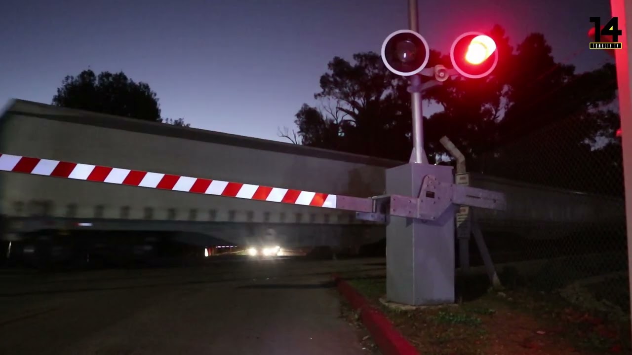 Tren de UPM pasando por calle Maria Orticochea