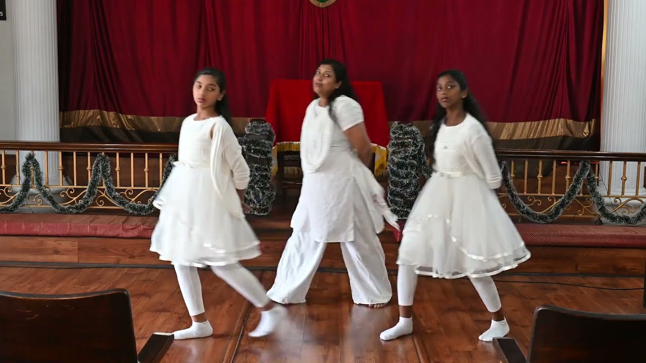 പെണ്‍മക്കള്‍ക്കൊപ്പം അമ്മയും കൂടിയുള്ള ഒരു അടിപൊളി ഡാന്‍സ് - Choreography