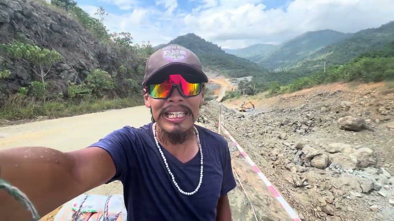 【东马流浪记】今天的山路也是很够力，我推了两次脚车，爆胎一次～