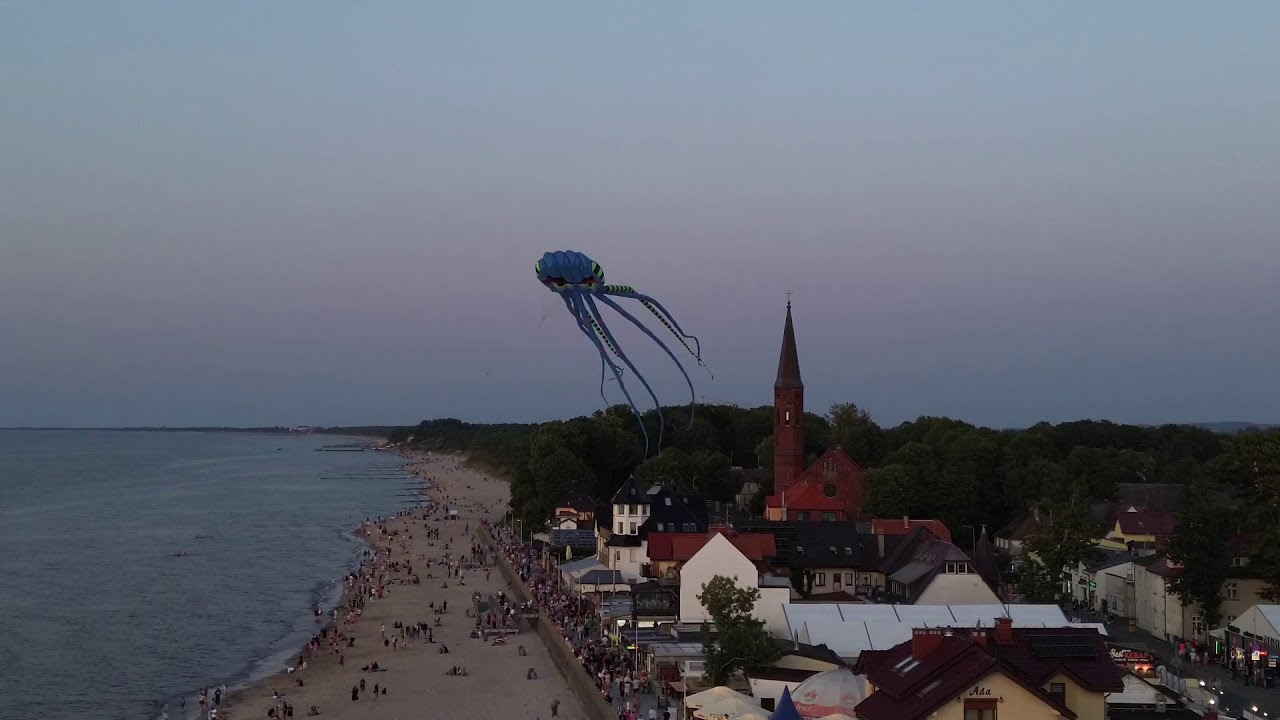 Sarbinowo w środku lata - tłumy ludzi na promenadzie