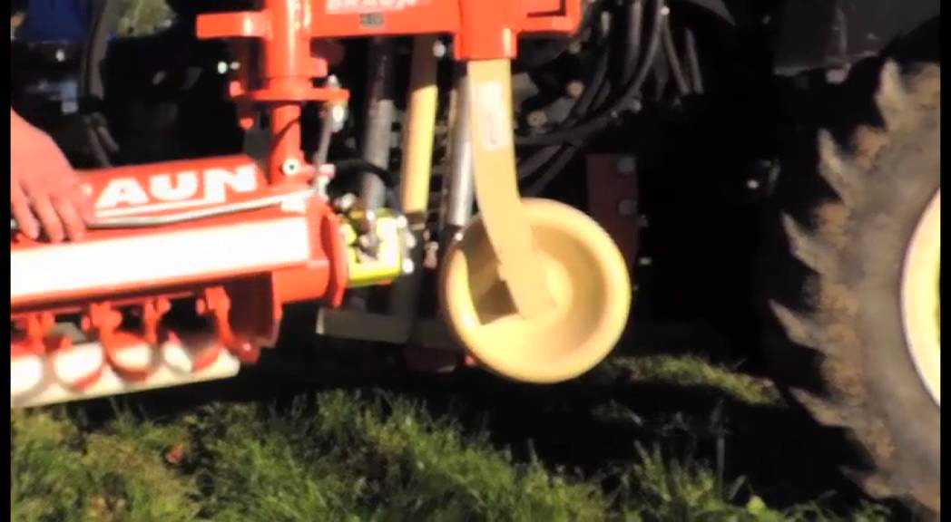 Entretien sous le rang : Le tondo-broyeur de Braun rattrape les pousses d'herbe extrêmes