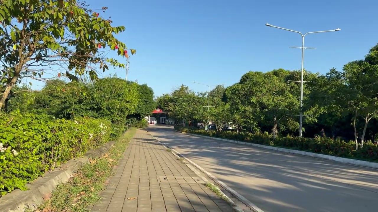 Walking around an Indonesian neighborhood
