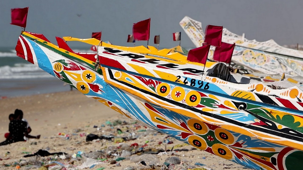 Senegal - ST. LOUIS - Fish, fishermen, pirogues, horses, and women in the district of Guet Ndar.