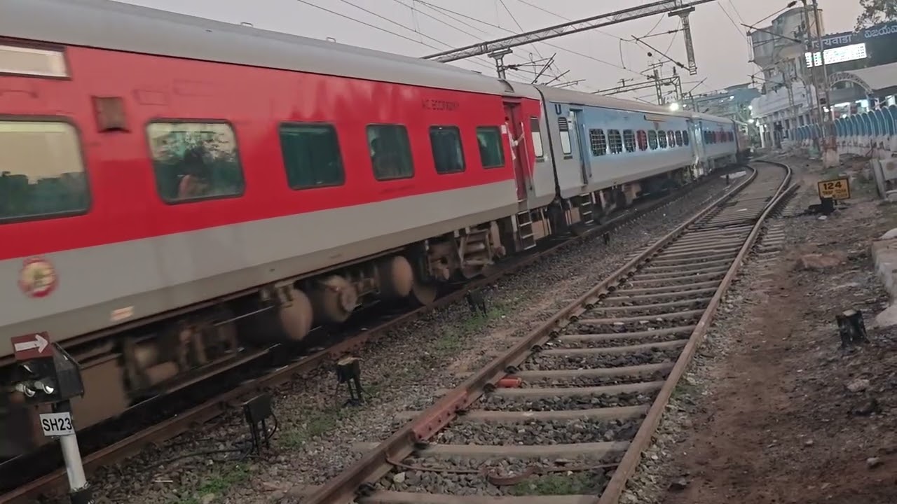 Pinakini SF express leaving Vijayawada Railway station 