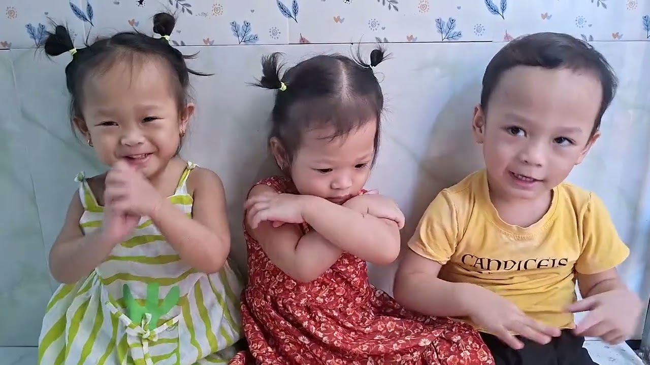 Chị em sinh ba cùng nhau ăn khoai lang   