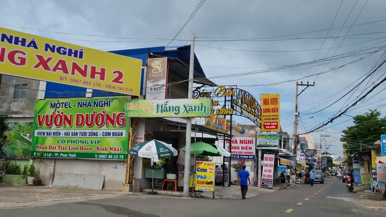 Phan Thiết Mũi Né ngày nay phố chợ đông vui, khách sạn còn chổ, biển Đồi dương yên ả trong trời mây