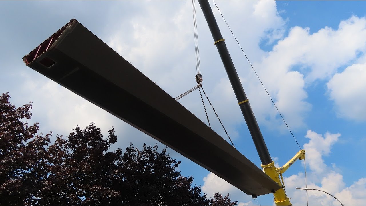LIEBHERR LTM 1500-8.1 von EISELE AG und LTM 1250-5.1 von HÜFFERMANN beim Einbau einer Brücke, Teil 2