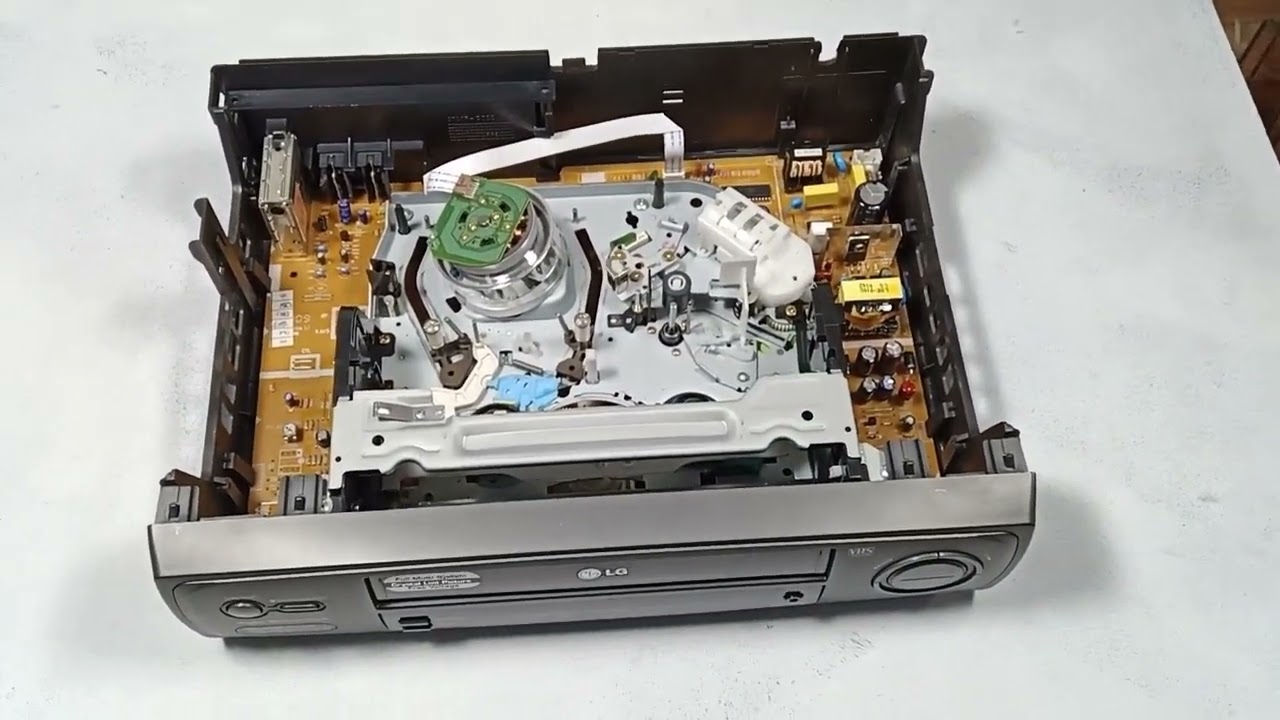 Видеомагнитофон LG CL182TW