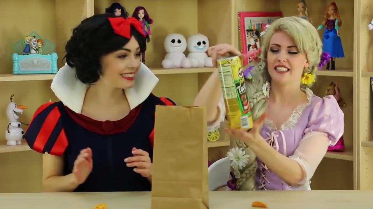 Rapunzel vs Snow White Pringles Challenge. DisneyToysFan