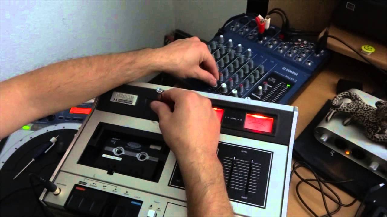 Oliver Kano mezclando con cassette...