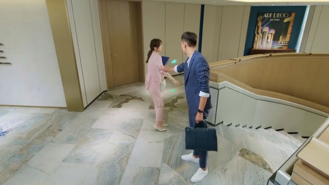 灰姑娘偶遇前男友想直接離開，但已經成為霸道總裁的前男友仍然愛著她，不願放她離開【當她戀愛時Fall In Love4-2】