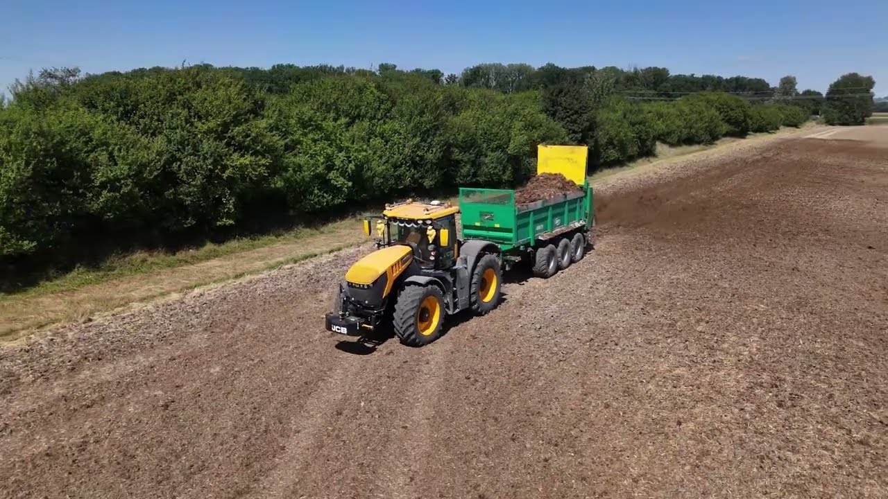 Rozmetání hnoje 2x JCB  Fastrac 1x John Deere Lukrom