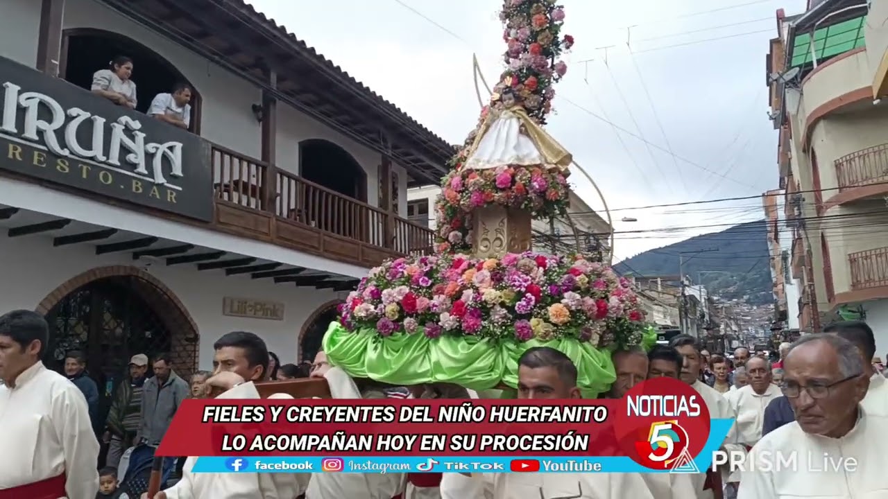 FIELES Y CREYENTES DEL NIÑO HUERFANITO LO ACOMPAÑAN HOY EN SU PROCESIÓN