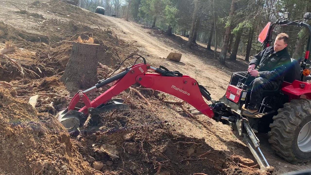 Mahindra 1626 Backhoe digging