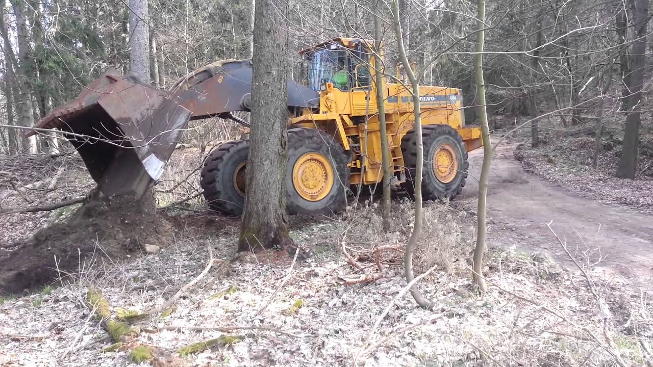 Volvo l330 beim Waldwege schieben