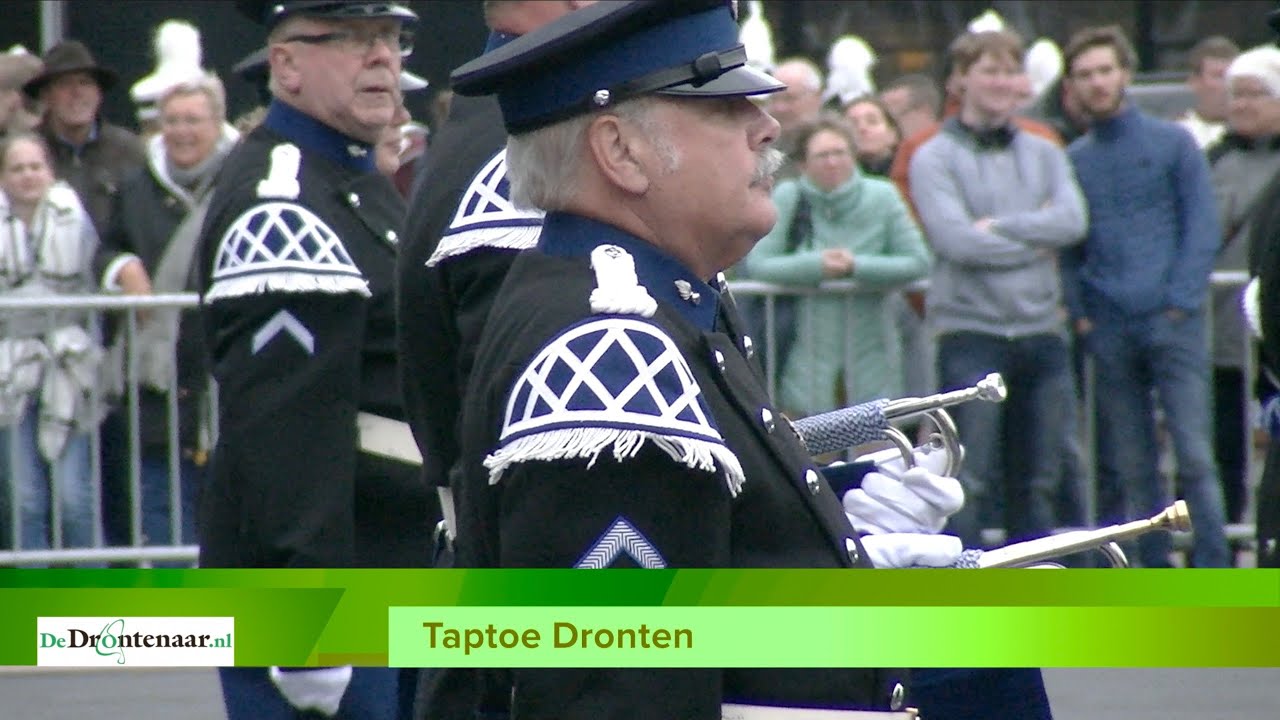 Historisch Tamboerkorps der Koninklijke Marechaussee uit Apeldoorn tijdens Taptoe Dronten