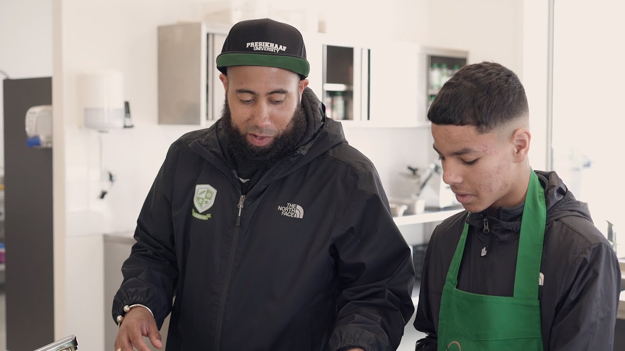 Melvin, jongerenwerker, houdt jongeren met een topsportmentaliteit op het rechte pad