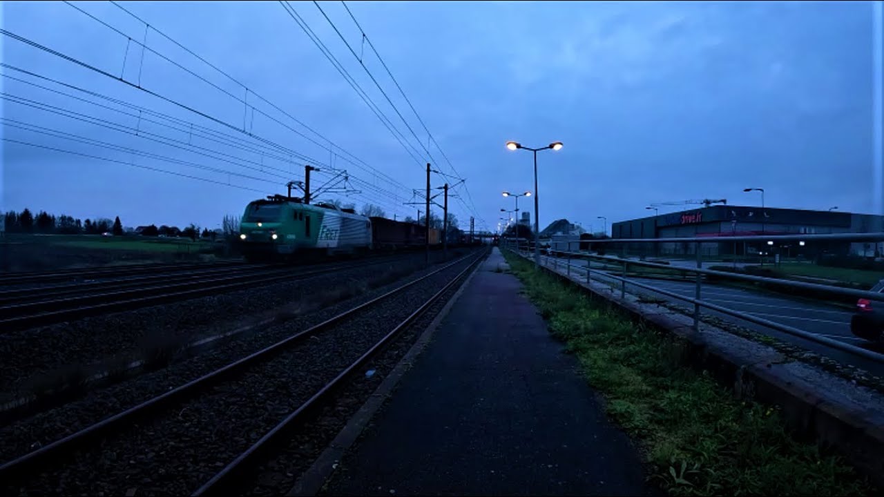 Des trains sous les premiers flocons de neige