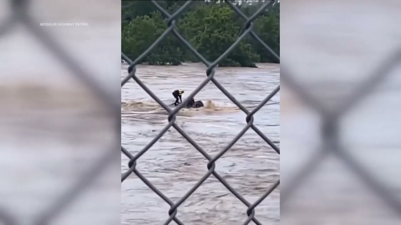 RAW VIDEO: Patrolmen jump off capsized boat during Missouri floods | WHIO TV