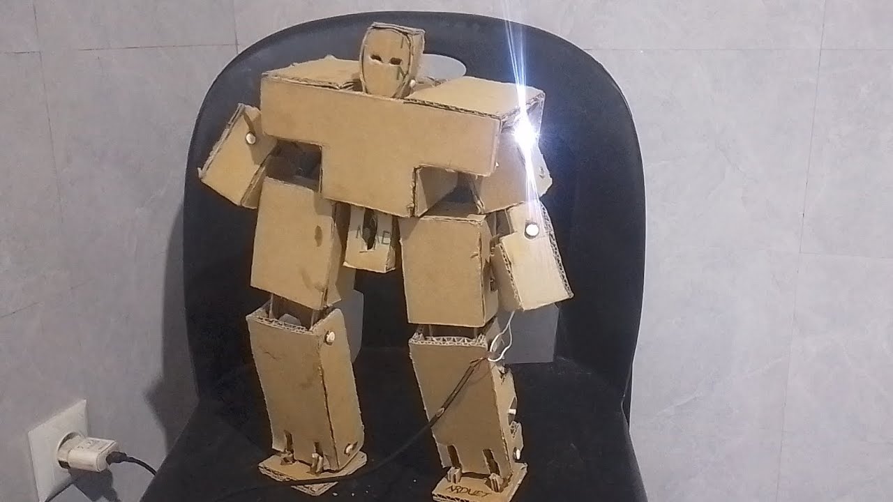Estou fazendo um robô TRANSFORMERS de papelão. 